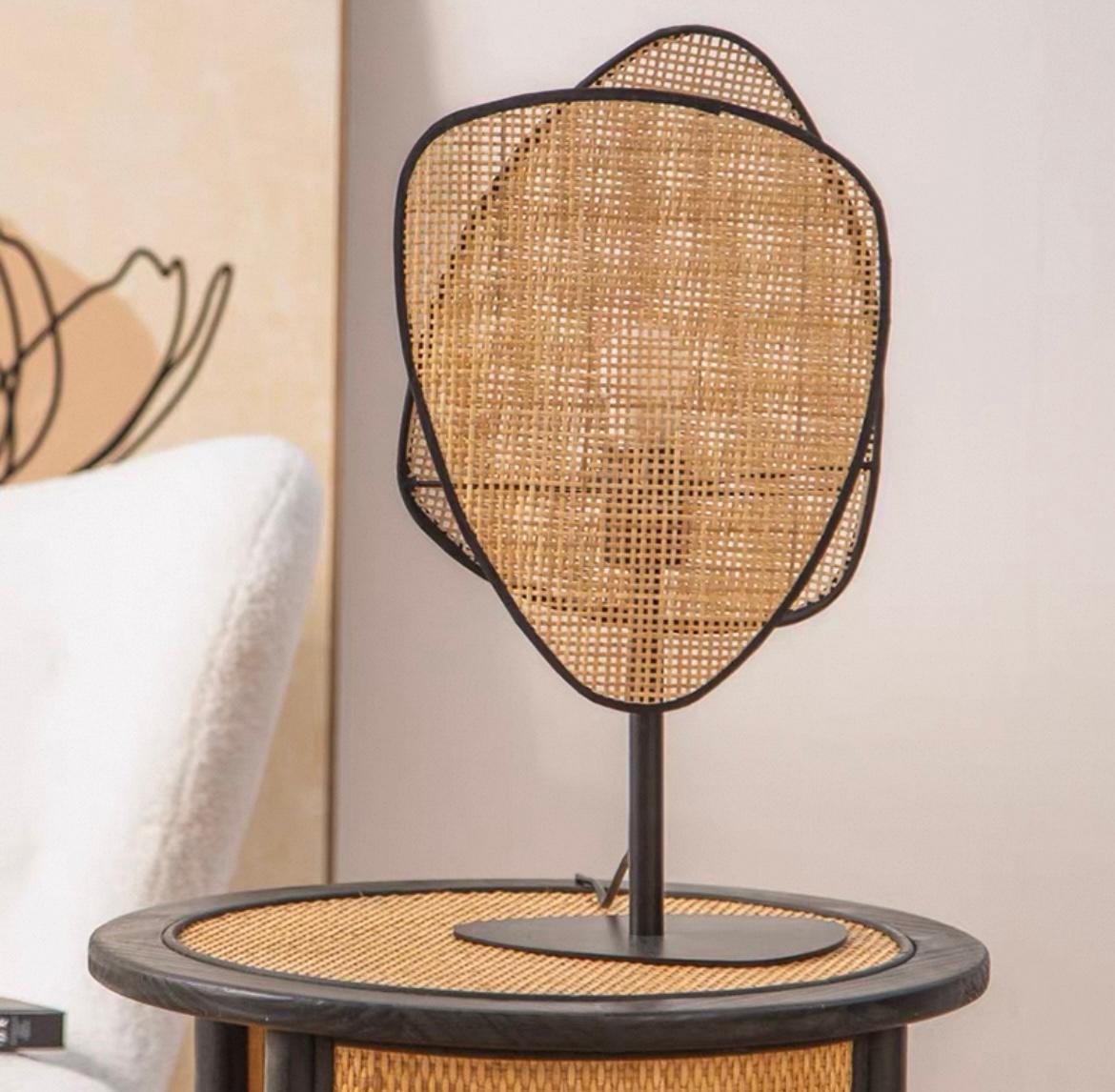 Настольная лампа RAVDNA