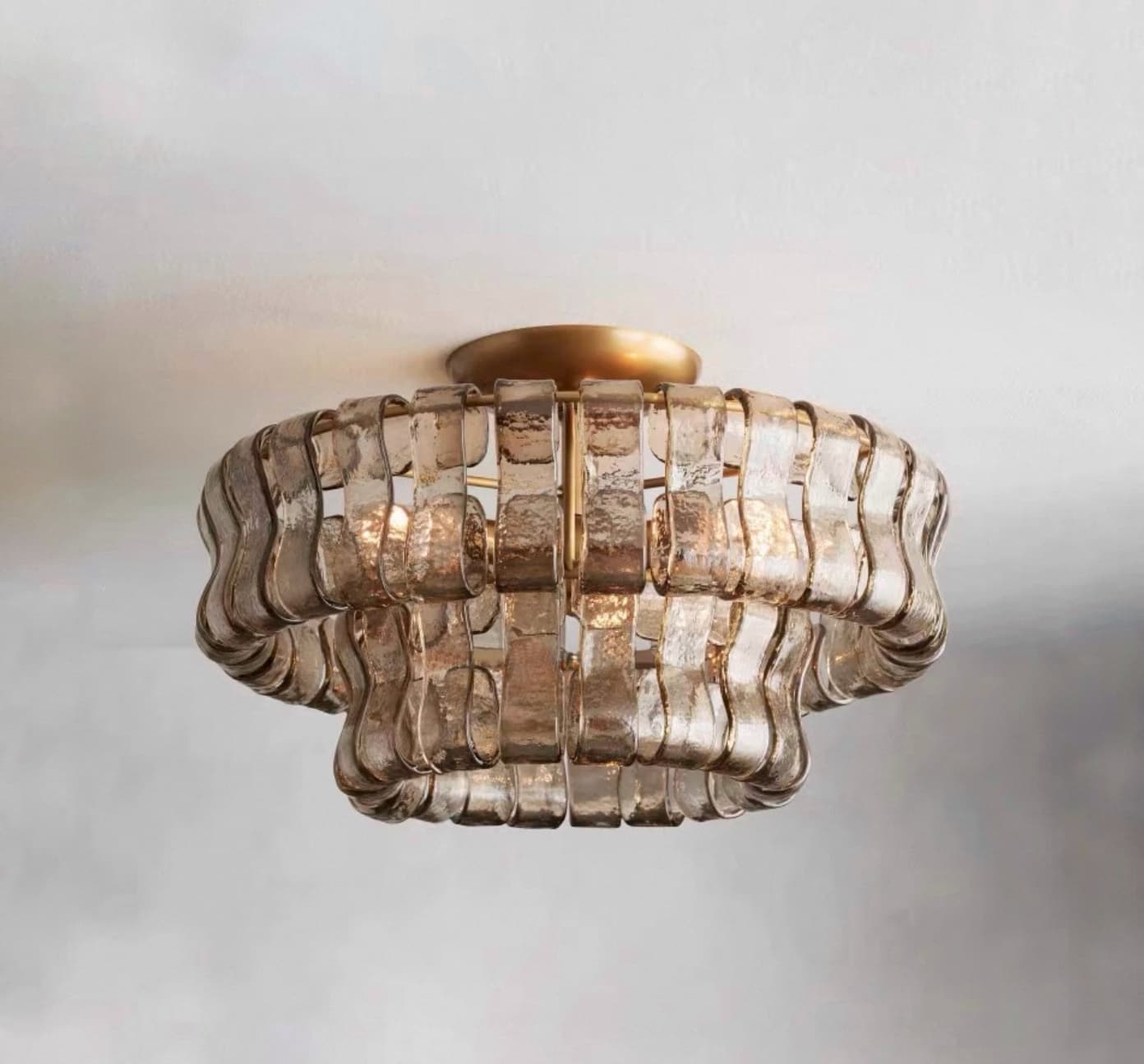 Цвет стекла - дымчато - серый, цвет каркаса - латунь 